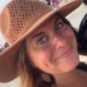 Meet your Posher, Crystal